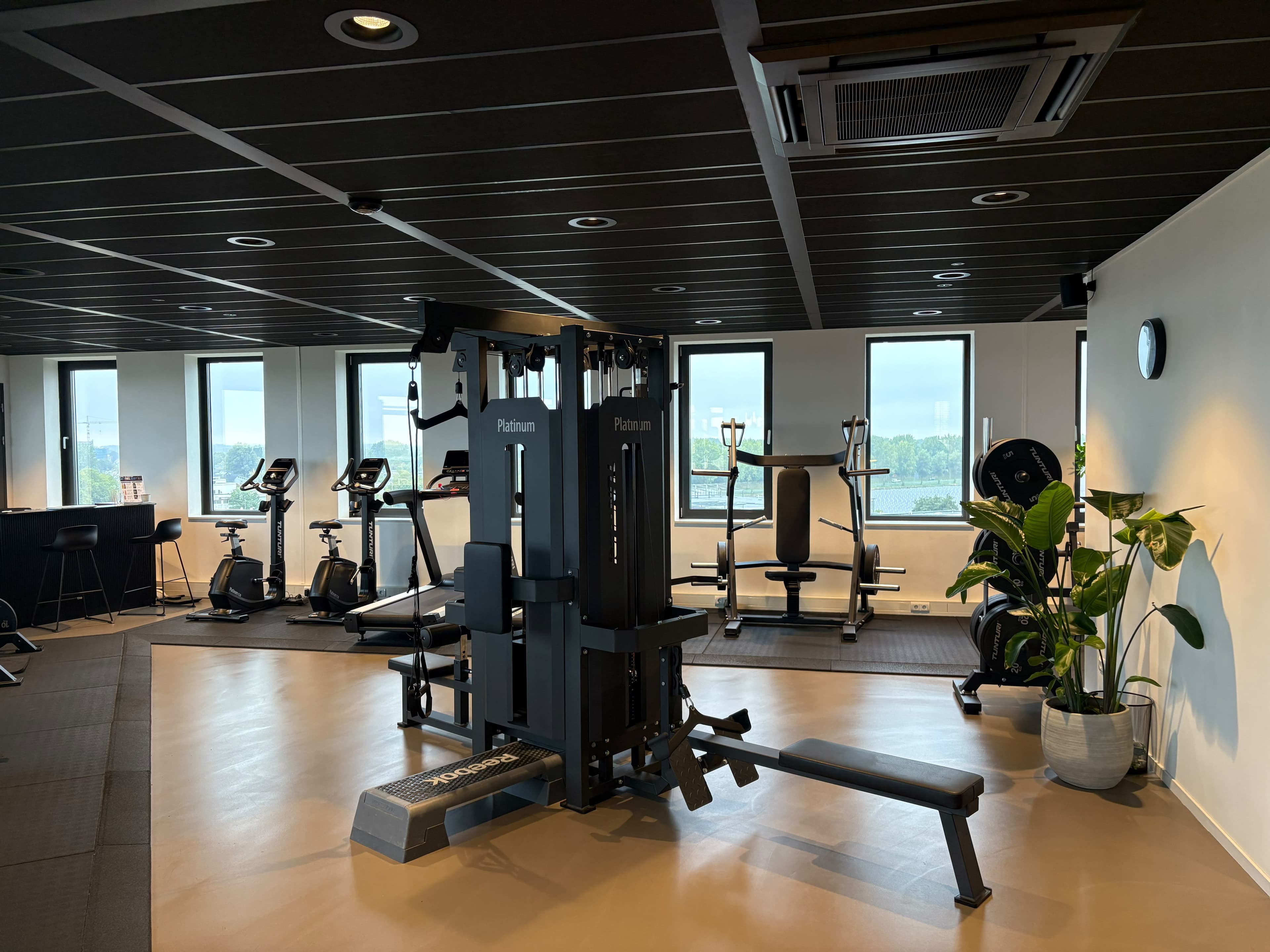 Cardio- en cable apparatuur van The Perfect Base