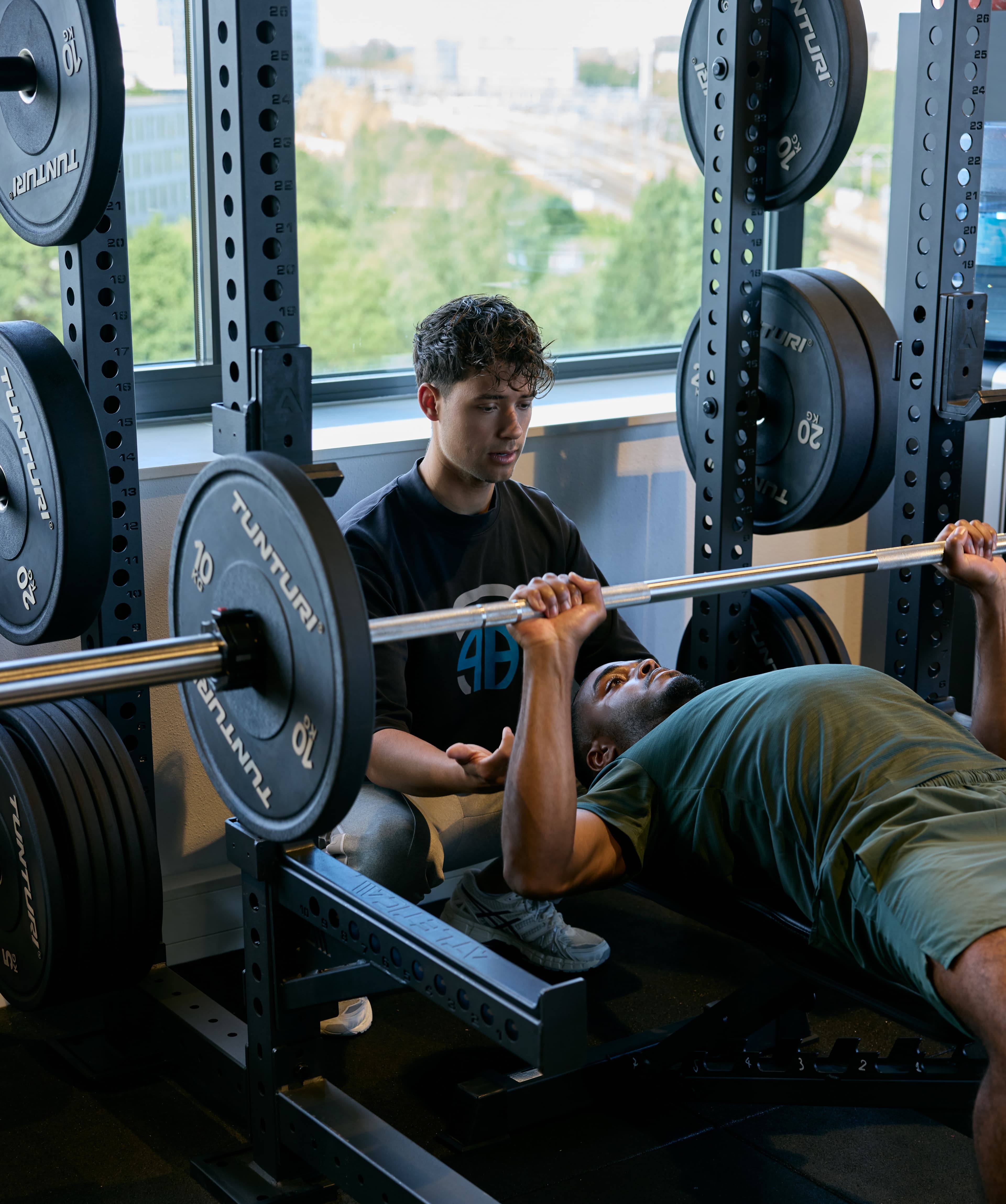 Trainer geeft aanwijzingen tijdens een personal training